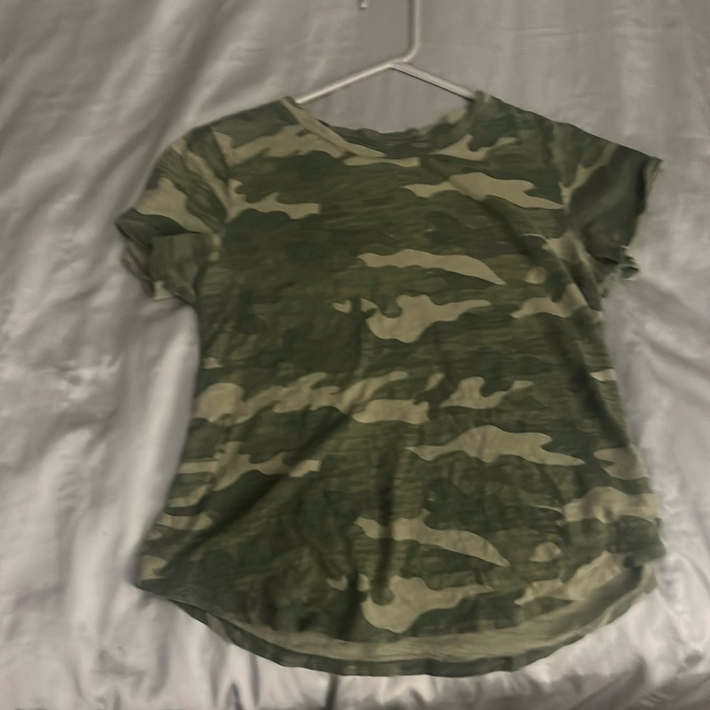 Women’s S green camo Old Navy t-shirt